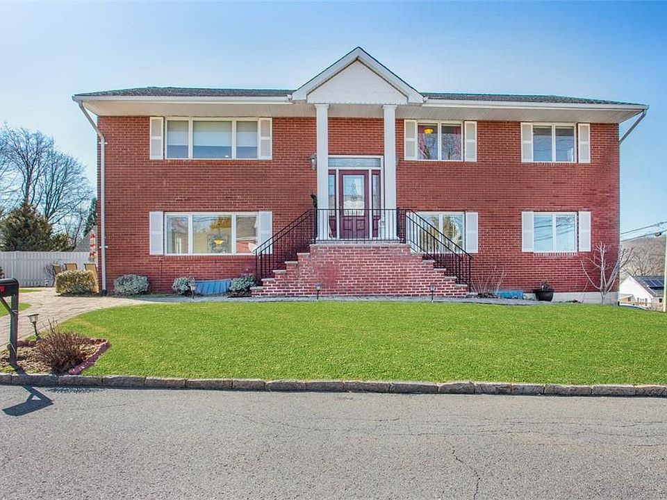 1st image of 27 Cummings N Avenue