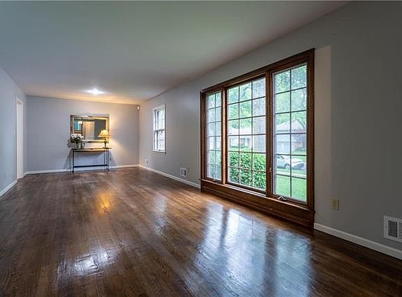 5th image of 9741 Walmer St