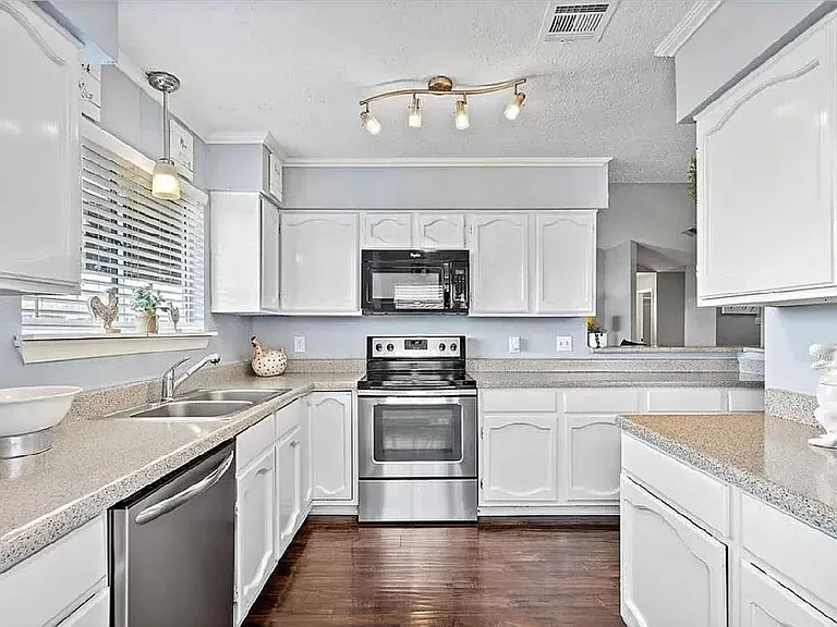 2534 Colonial Ridge Dr — Photo 11