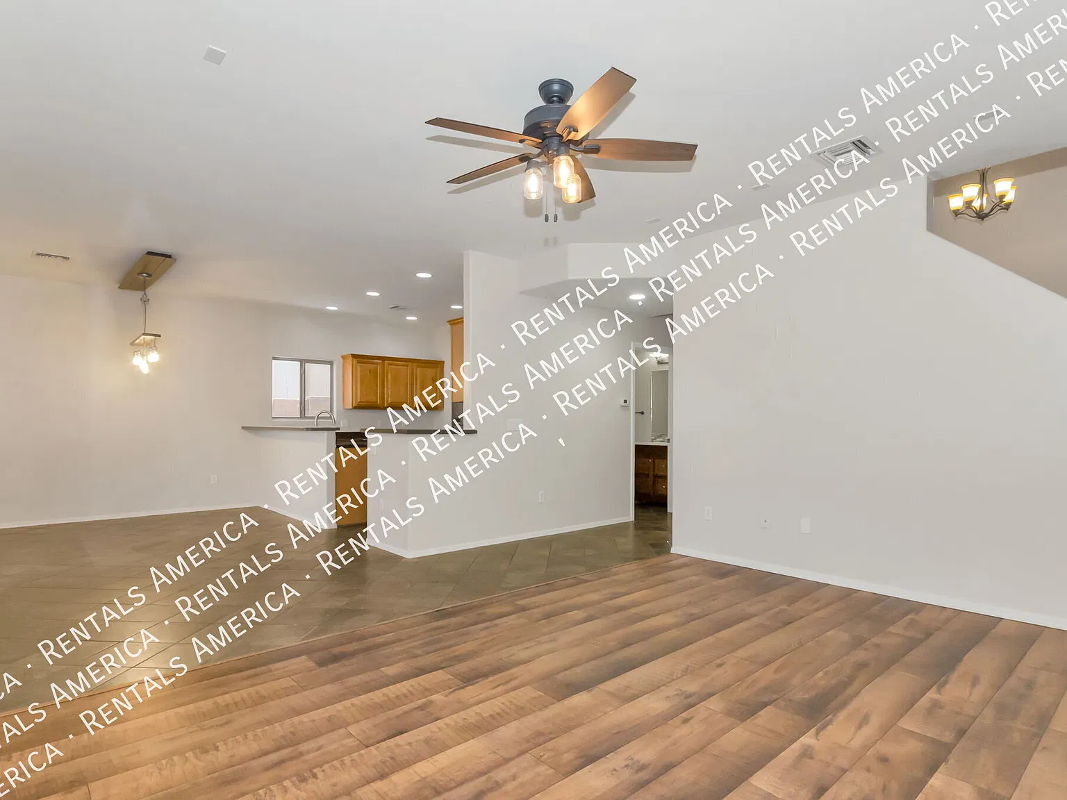 Spacious 4BR + Loft & Den in Top-Rated Vail School District — Photo 4