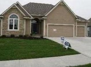 705 Willow Dr, Lansing, KS 66043