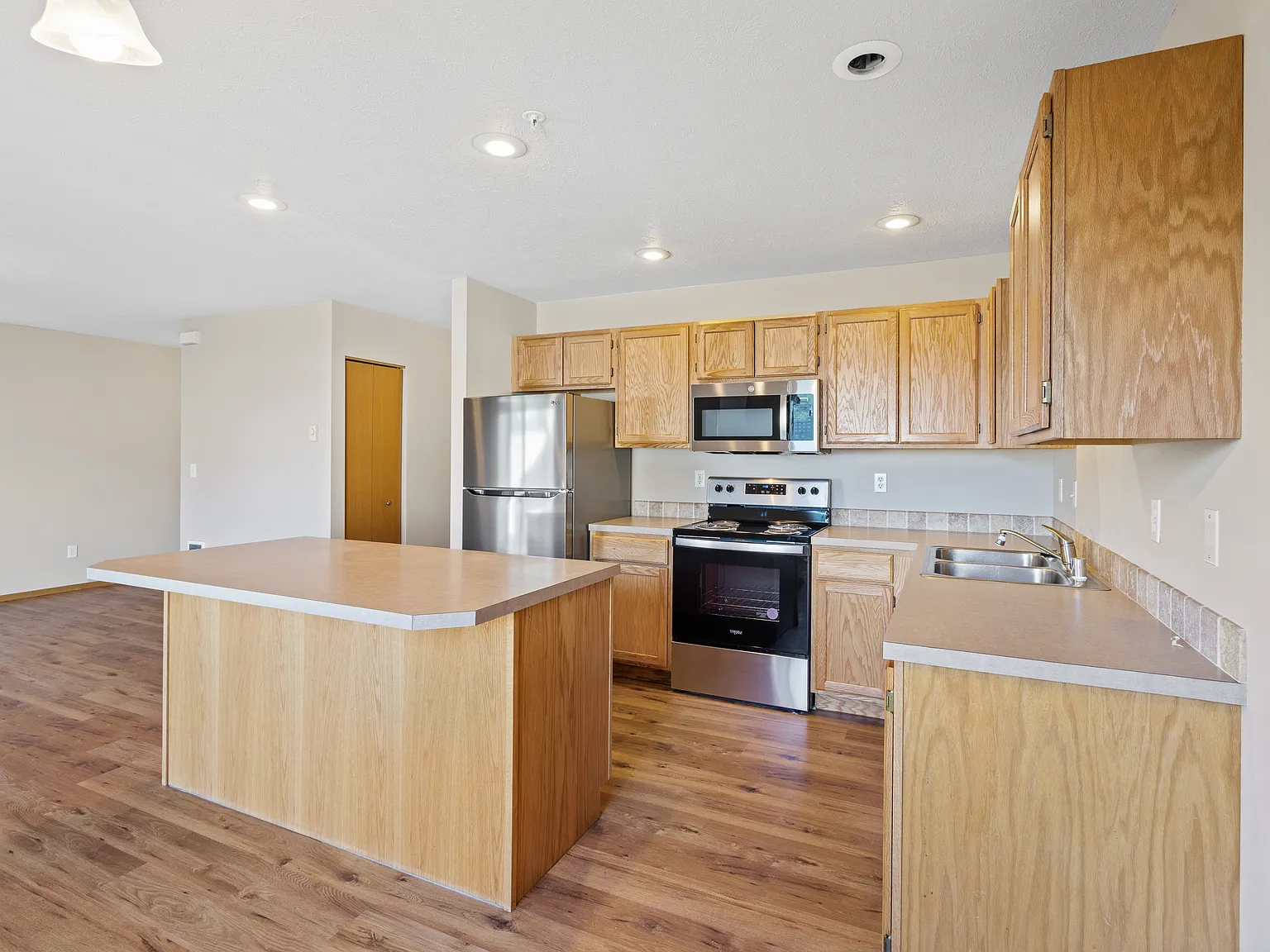 2 bed, 1100 sqft, $1,695 — Photo 2
