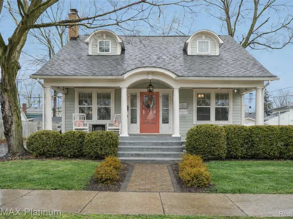 409 S Walnut St, Howell, MI 48843