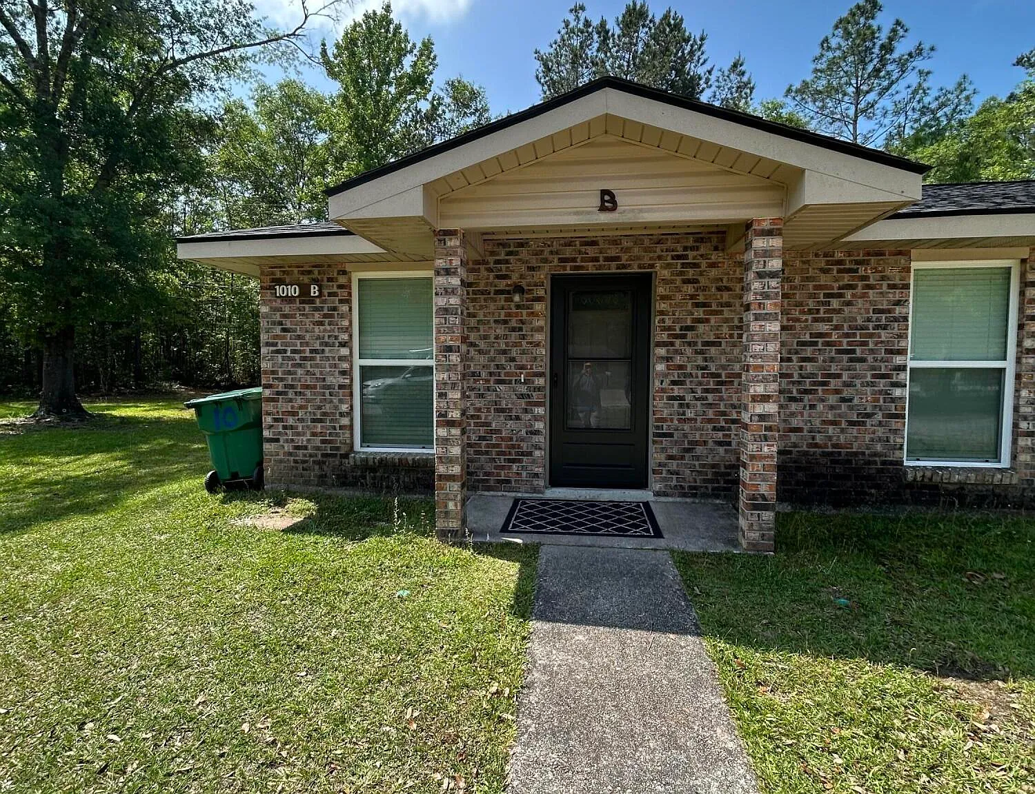2 bed, 1.0 bath, 700 sqft, $1,000 — Photo 1