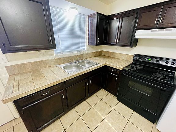 3rd image of 3031 E Blacklidge Dr