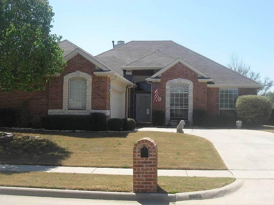1st image of 404 Stoneleigh Cir