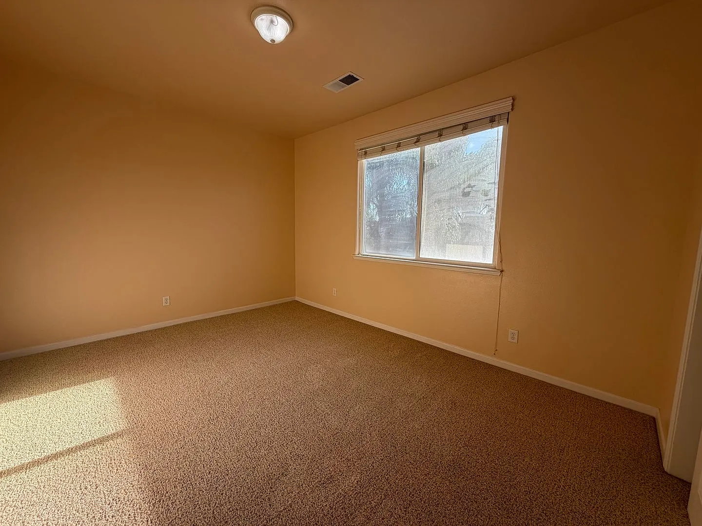 Spacious 6-Bedroom Home with Large Backyard in Fresno — Photo 3