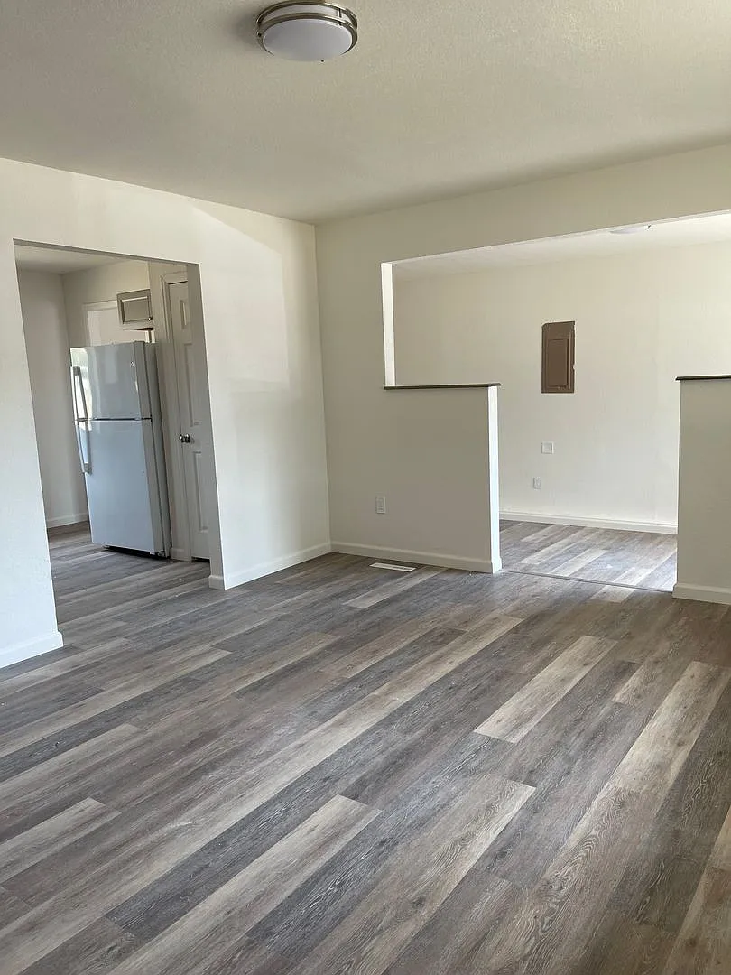 Beautifully Remodeled 3 Bedroom Home in quiet neighborhood — Photo 3