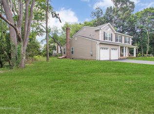 19 South Ave, Smithtown, NY 11787