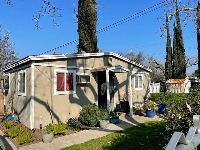 131 Howard St photo 1