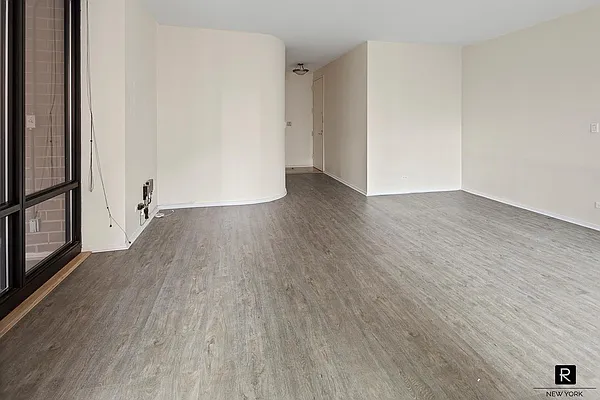 Sold by R New York | media 22