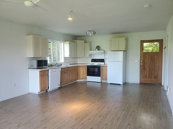 Kitchen w/ microwave, DW/ stove/Refrig. Spacious living area