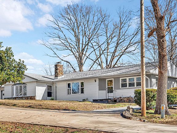 3rd image of 202 Cardinal Road