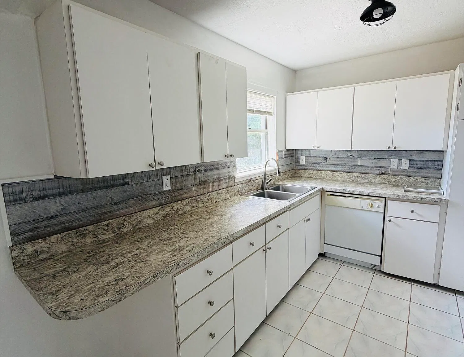 3 bed, 2.0 bath, 1050 sqft, $2,050 — Photo 4