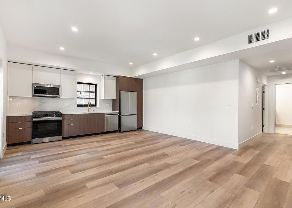 1st image of 139 S Oak Knoll Ave #304