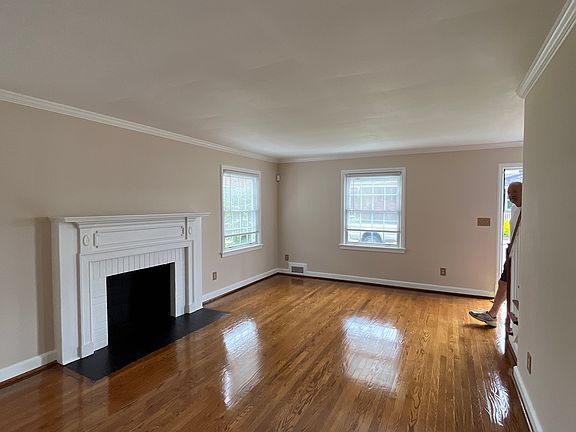 3rd image of 27 E Clay St