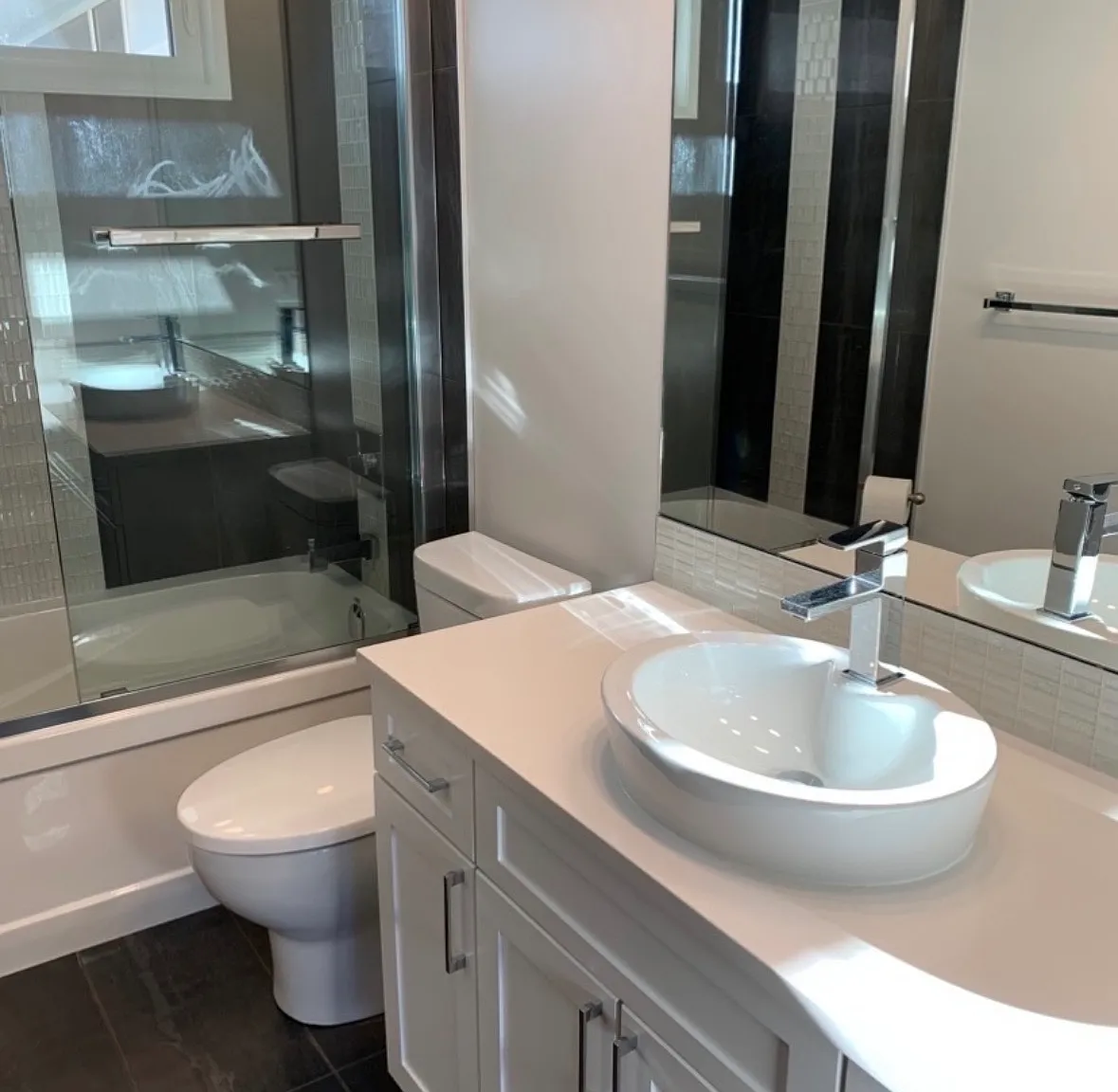 3 bed, 1.5 bath, 1100 sqft, $2,400 — Photo 2