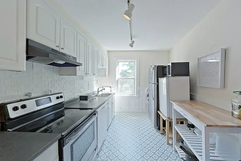 3 bed, 1.5 bath, 1200 sqft, $3,300 — Photo 4