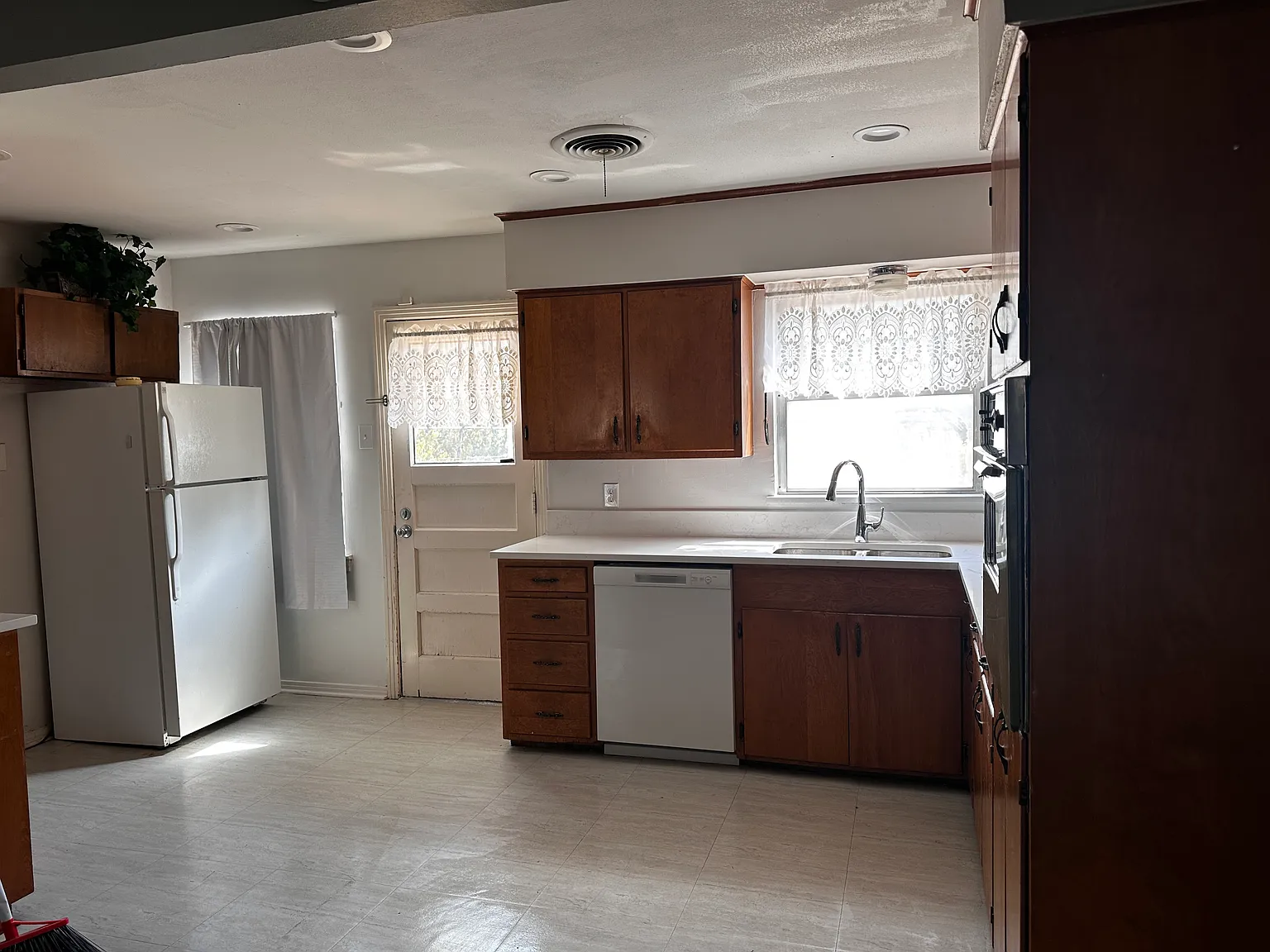 3 bed, 1373 sqft, $2,200 — Photo 2