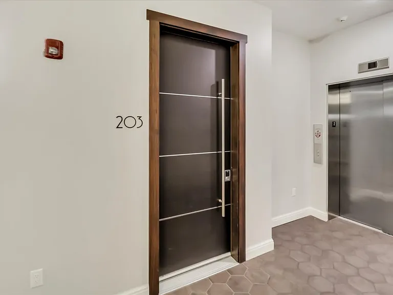 438 Selden St #203 — Photo 4
