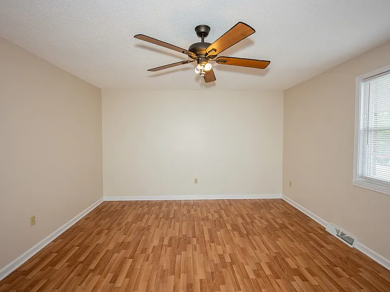 300 Berkley Ct #8 — Photo 3
