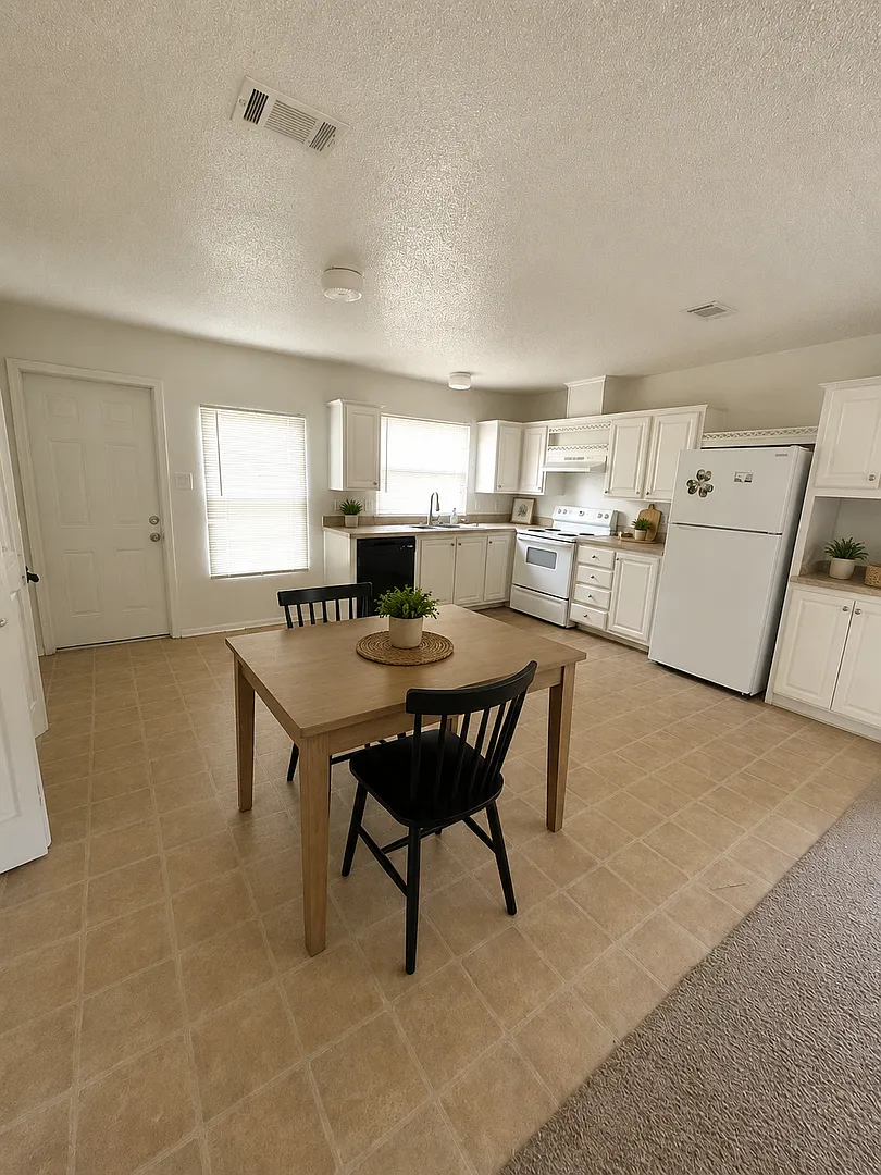 3 bedrooms / 2 bathroom house with private backyard — Photo 4
