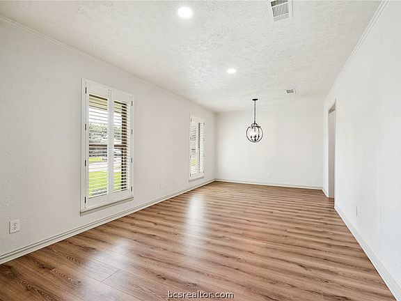 2nd image of 2907 River Oaks Cir