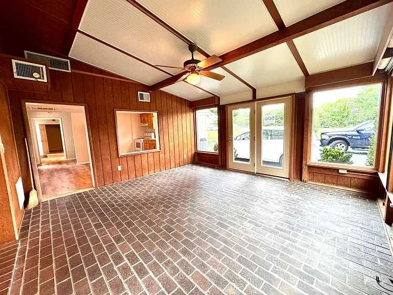 506 E Riverside Dr — Photo 6