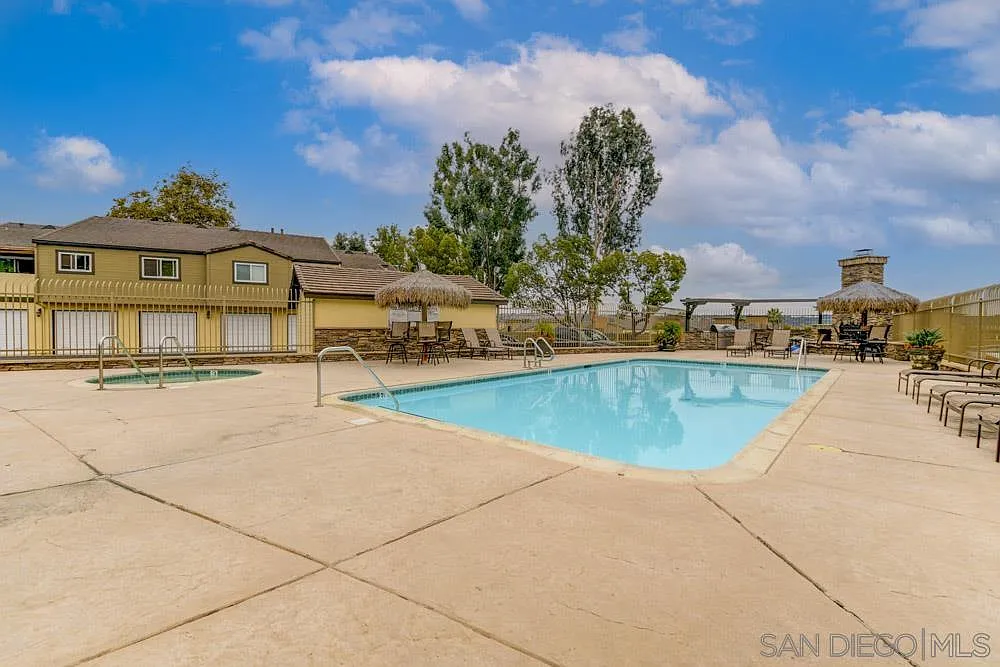 3 bed, 1100 sqft, $1,200 — Photo 1