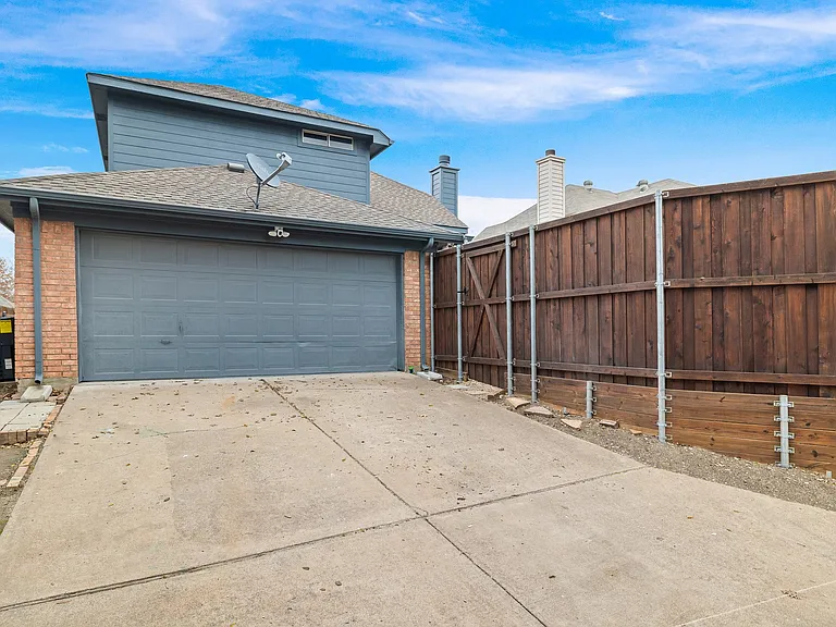 10217 Burgundy Dr — Photo 29