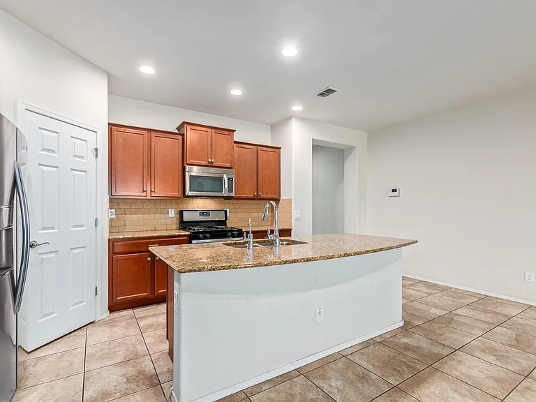 1019 W Spur Dr — Photo 9