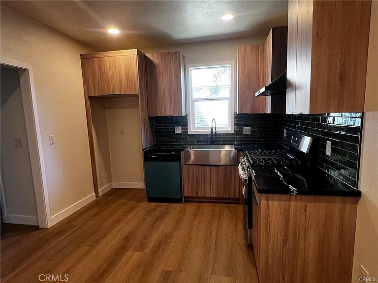 2046 Walnut St — Photo 4