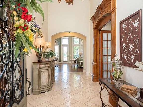 3rd image of 2701 Fair Oaks Ln