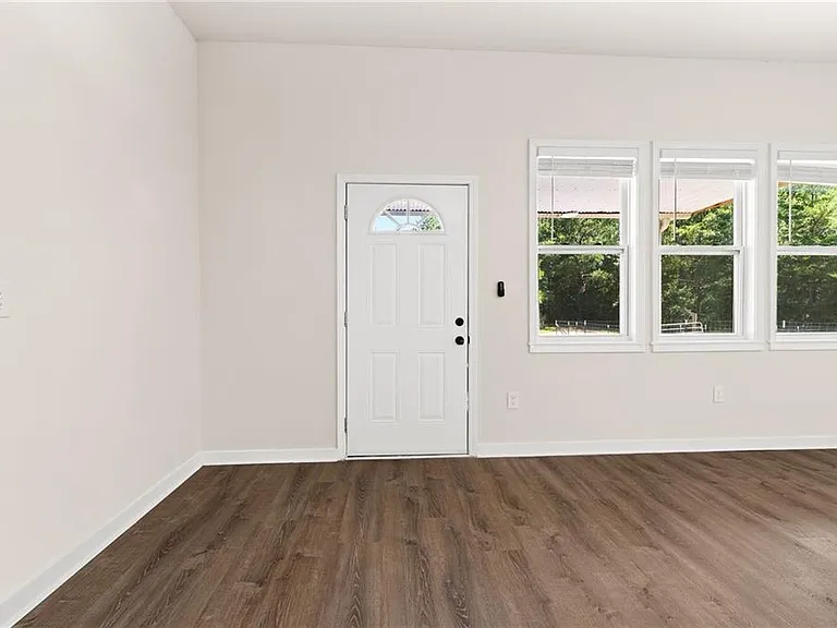 221 Columbus Dr — Photo 12