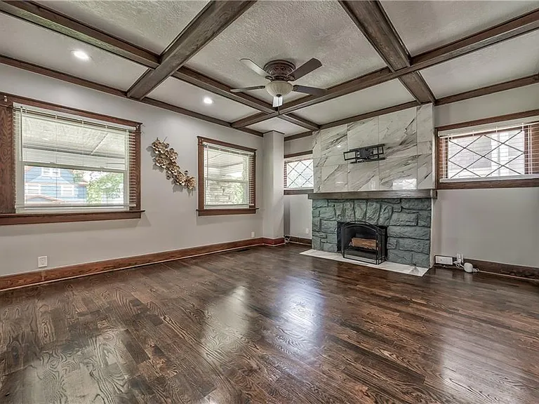 2941 Victor St — Photo 3