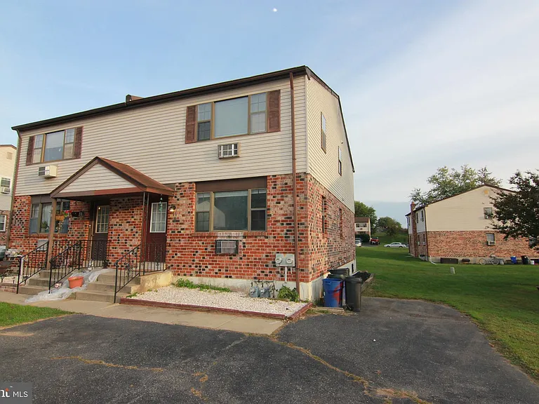 9 Thomas Rd #1 — Photo 1