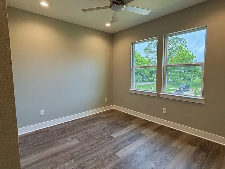 729 Ebenezer Ln — Photo 22
