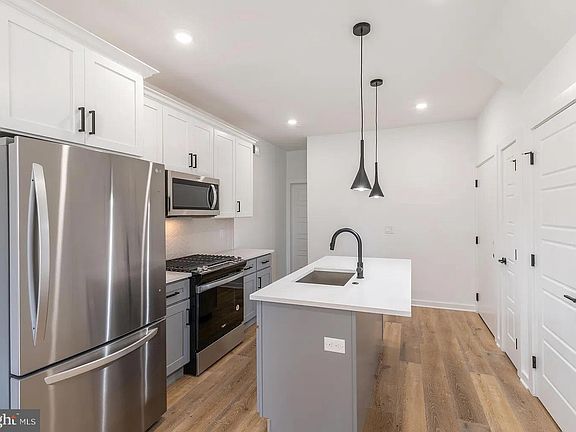 3rd image of 1325 Buttonwood St #2