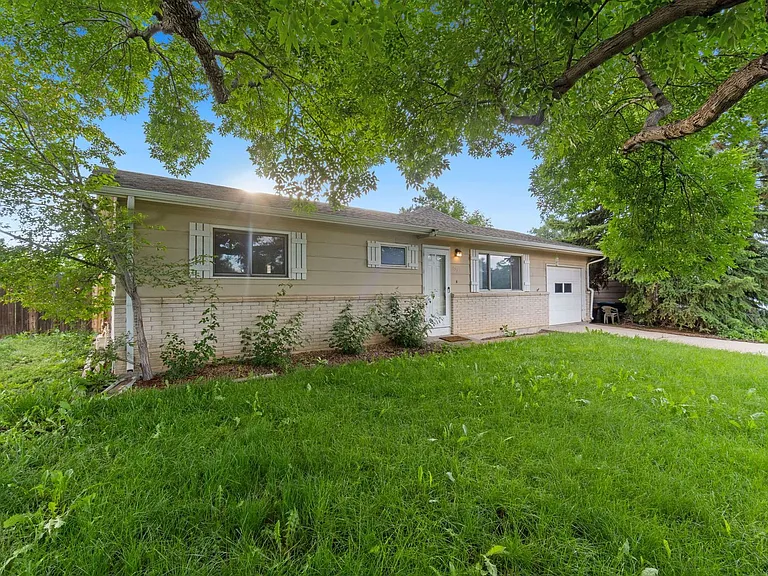 833 Ponderosa Dr — Photo 2