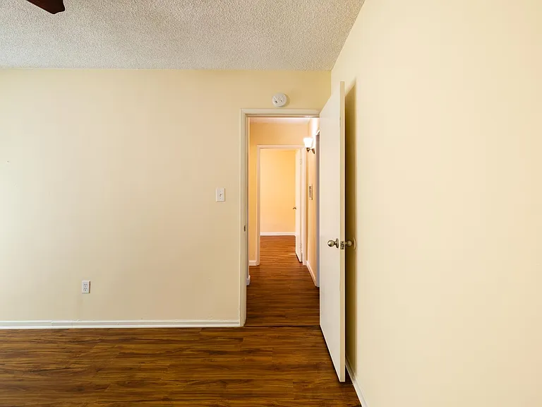 Sleepy Hollow Apartments — Photo 44