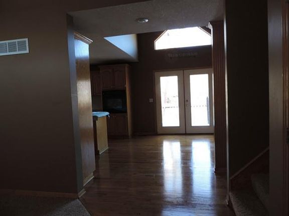 3rd image of 802 Lakeview Dr