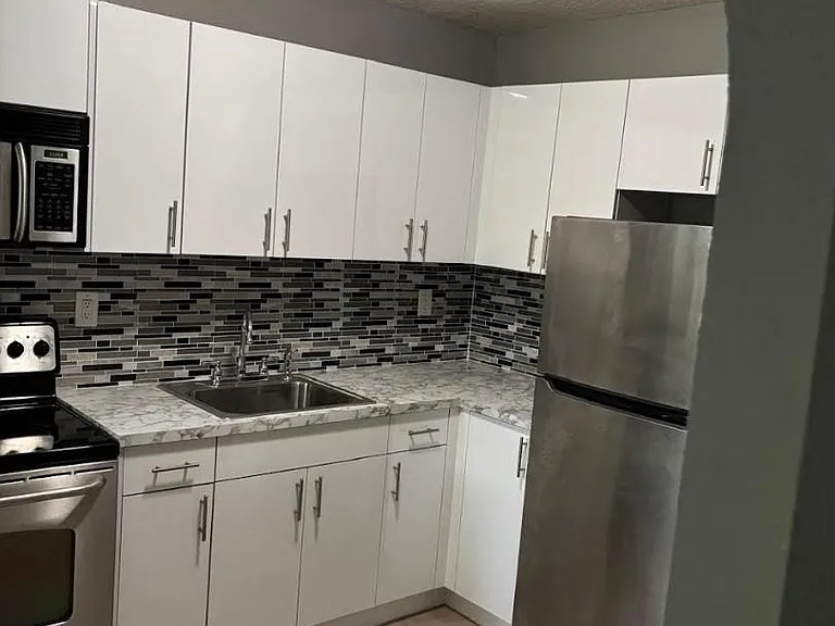 407 SE 3rd Ave #B — Photo 2