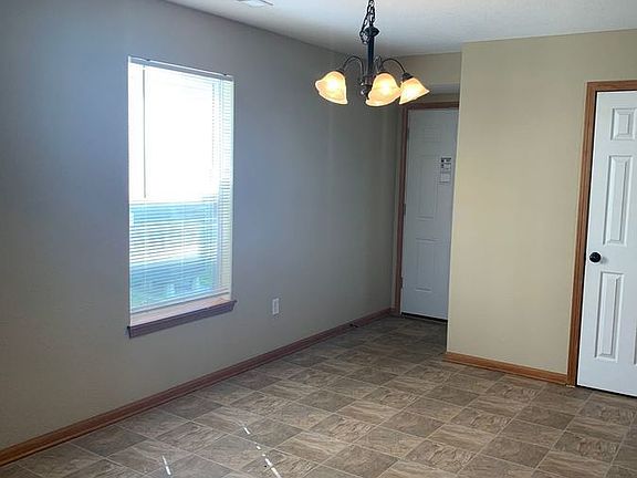 3rd image of 301 NE Coldwater Creek Dr