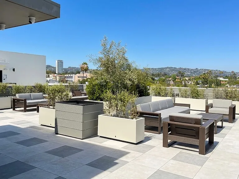 10431 Santa Monica — Photo 10