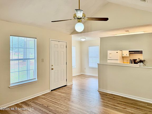 4th image of 2010 Red Oak Dr