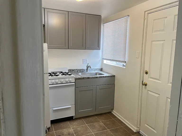 Spacious, Updated 1 Bedroom just 4 Blocks West of UNM — Photo 7
