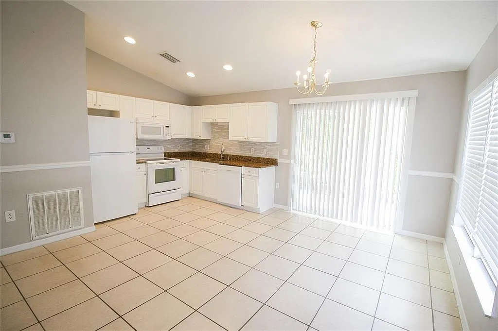 2 bed, 2.0 bath, 875 sqft, $1,595 — Photo 2