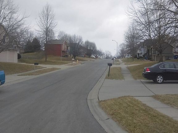 5th image of 551 Lauren St