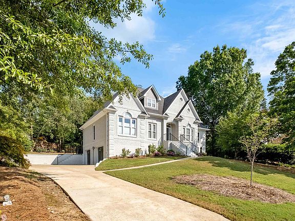 2nd image of 404 Palace Cir