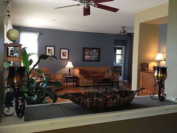 Color walls & laminate floor